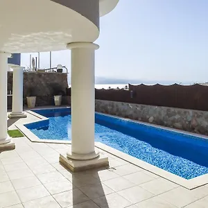 Luxury By The Pool Guest house